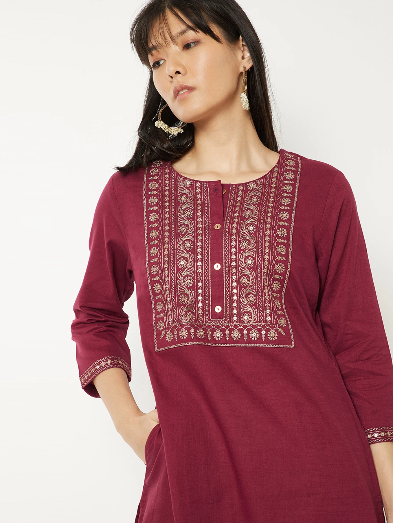 Women Solid Cotton Blend Straight Kurta (Red)